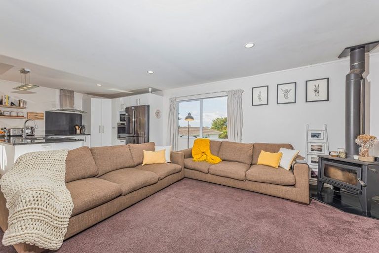 Photo of property in 2/26 Midgley Road, West Harbour, Auckland, 0618