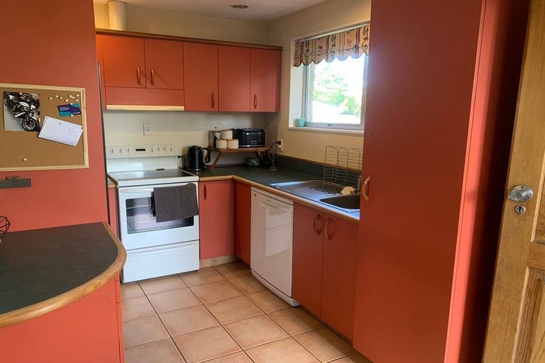 Photo of property in 64 Oakley Crescent, Hornby, Christchurch, 8042