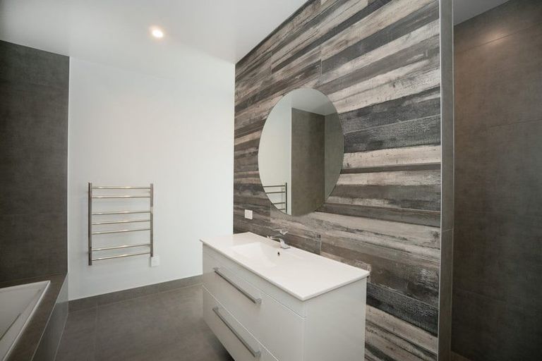 Photo of property in 76 Johnstone Drive, Fitzherbert, Palmerston North, 4410