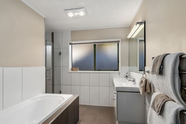 Photo of property in 1/5 Masterton Road, Rothesay Bay, Auckland, 0630