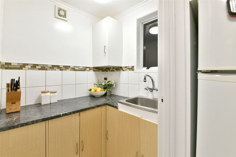 Photo of property in 76 Chivalry Road, Glenfield, Auckland, 0629