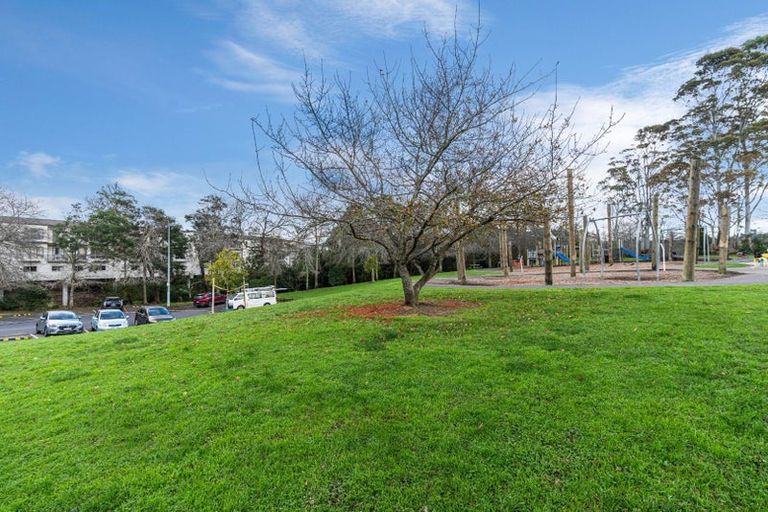 Photo of property in The Haven, 4/120 Beach Haven Road, Beach Haven, Auckland, 0626