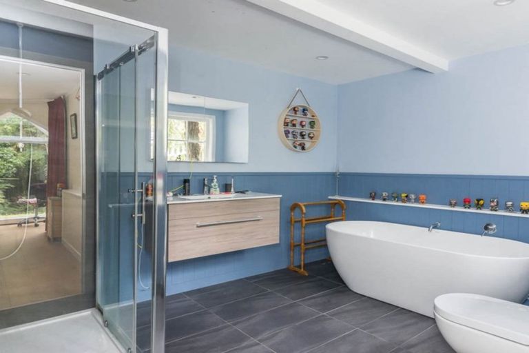 Photo of property in 467 Scenic Drive, Waiatarua, Auckland, 0612