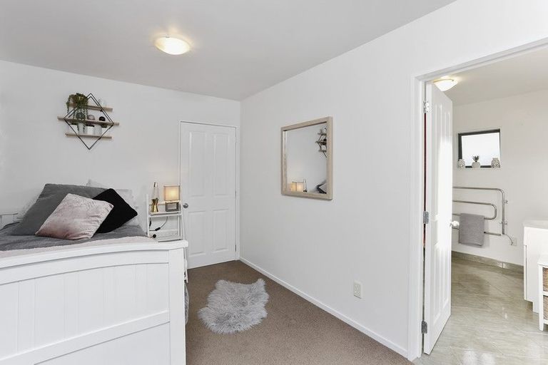 Photo of property in 11 Greenleaf Way, Northcross, Auckland, 0630