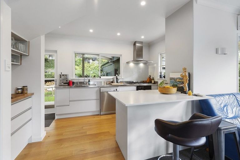 Photo of property in 318 Queens Drive, Lyall Bay, Wellington, 6022