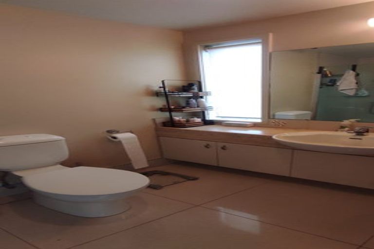 Photo of property in 1/170 East Coast Road, Forrest Hill, Auckland, 0620