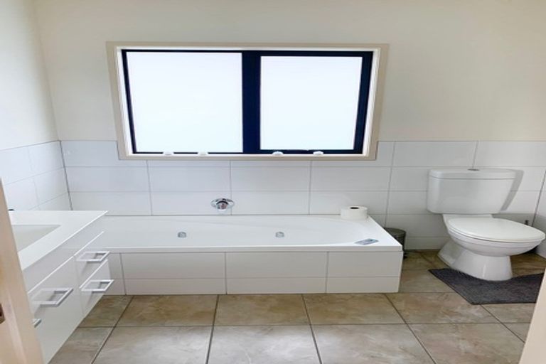 Photo of property in 116 Barbados Way, One Tree Point, 0118