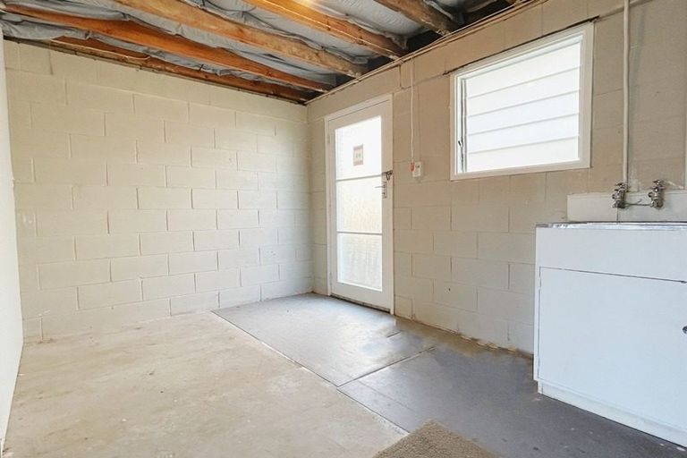 Photo of property in 2/90 Te Atatu Road, Te Atatu South, Auckland, 0610