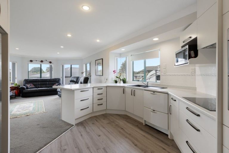 Photo of property in 4 Burnt Oak Drive, Pyes Pa, Tauranga, 3112