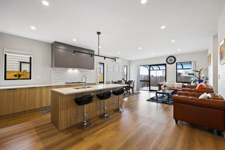 Photo of property in 12 Korowhiti Road, Clarks Beach, 2122