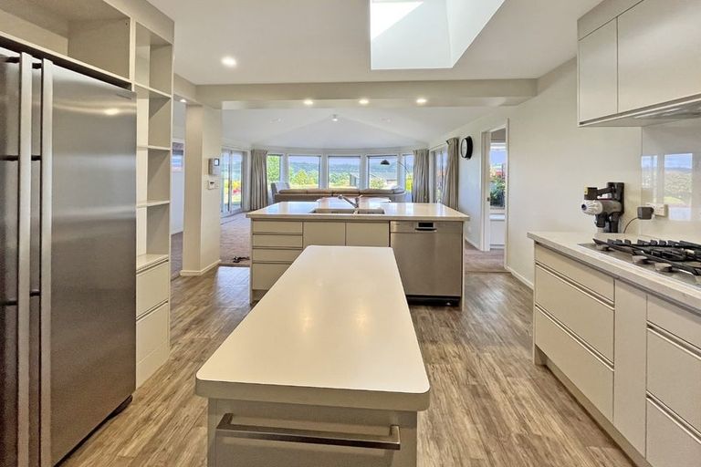 Photo of property in 5 Pukenamu Road, Rainbow Point, Taupo, 3330