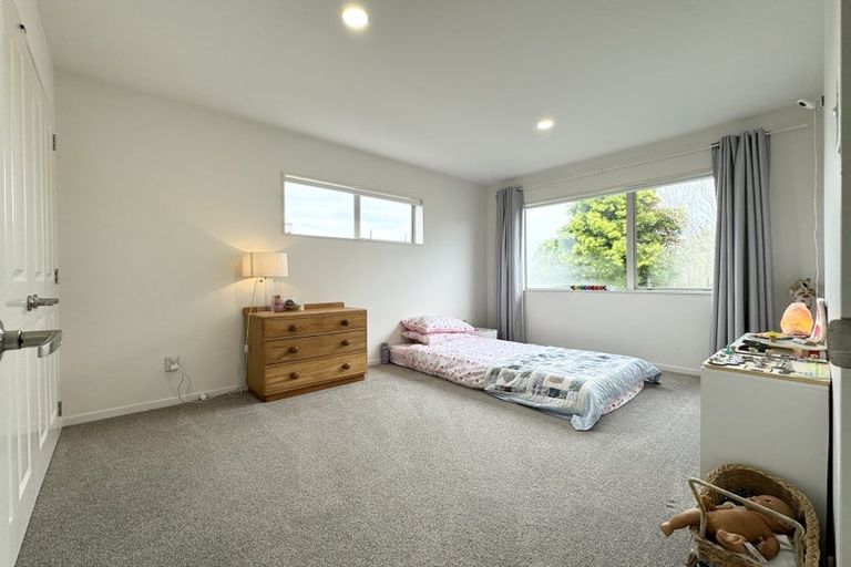 Photo of property in 2/63 Pupuke Road, Birkenhead, Auckland, 0627