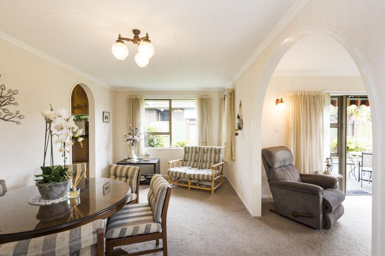 Photo of property in 2 Huhana Court, Hokowhitu, Palmerston North, 4410