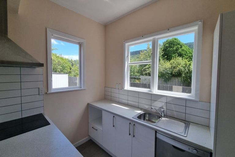 Photo of property in 28 Davidson Crescent, Tawa, Wellington, 5028