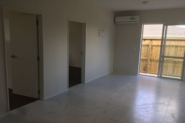 Photo of property in 77 Granville Drive, Massey, Auckland, 0614