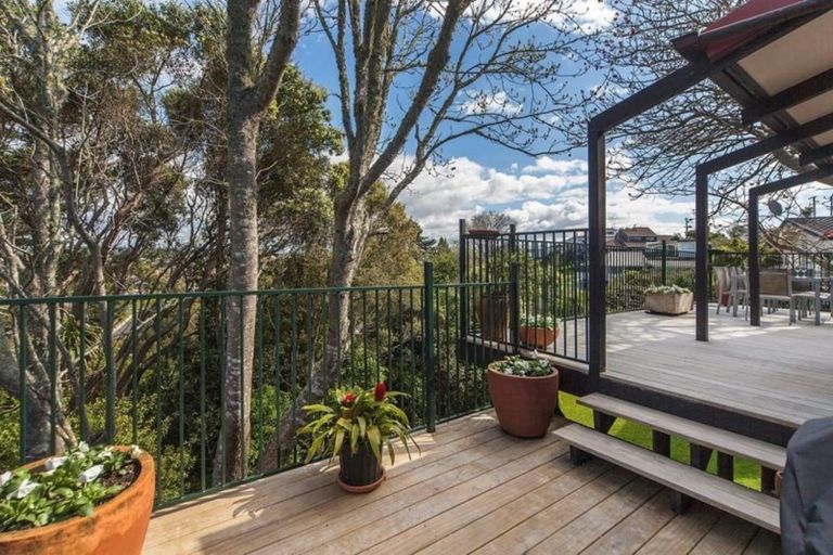 Photo of property in 132 Carlisle Road, Northcross, Auckland, 0632