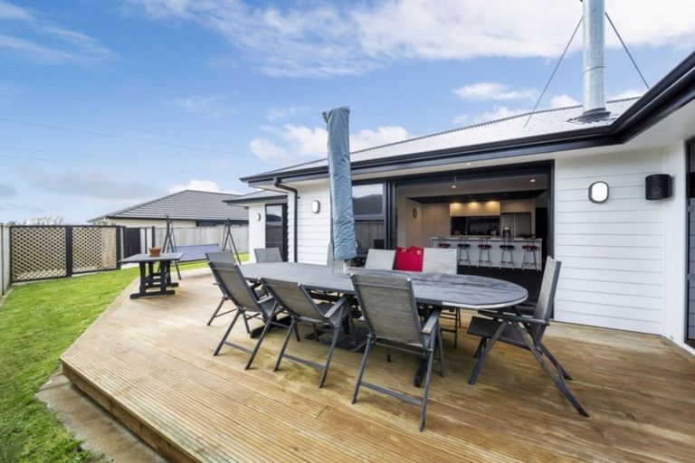 Photo of property in 4 Ongarui Close, Whalers Gate, New Plymouth, 4310