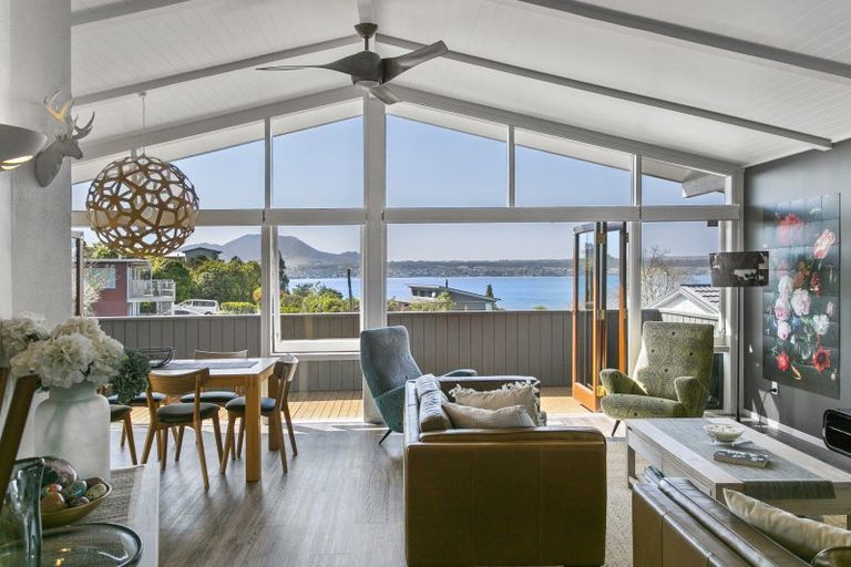 Photo of property in 1 Besley Place, Acacia Bay, Taupo, 3330