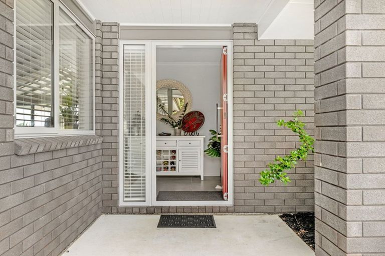 Photo of property in 18 Kaipara Lake Road, South Head, Helensville, 0874