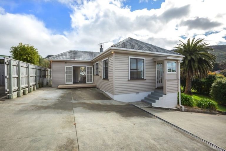 Photo of property in 19a Lyndhurst Road, Tawa, Wellington, 5028