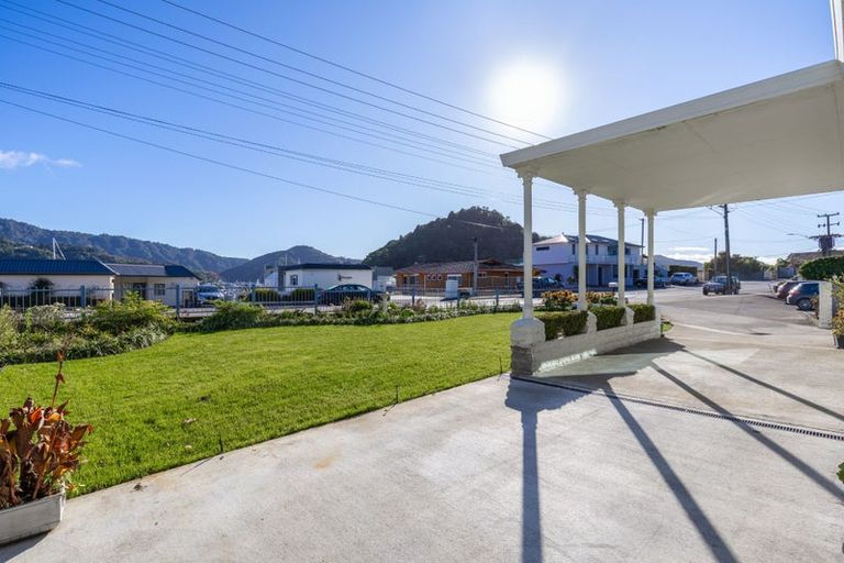 Photo of property in 40-42 Waikawa Road, Picton, 7220