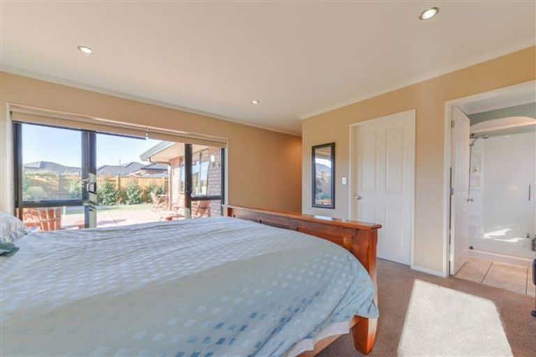 Photo of property in 44 Tennyson Avenue, Kelvin Grove, Palmerston North, 4414