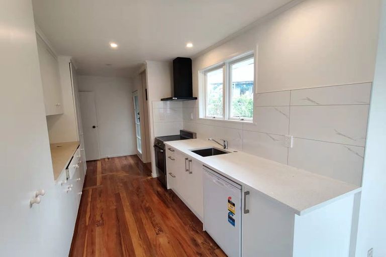 Photo of property in 5 Juniper Road, Sunnynook, Auckland, 0620