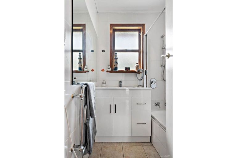 Photo of property in 1/9 Merton Avenue, Glenfield, Auckland, 0627