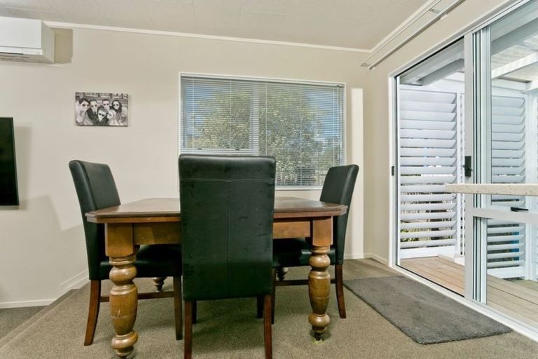 Photo of property in 4 Rook Place, Unsworth Heights, Auckland, 0632