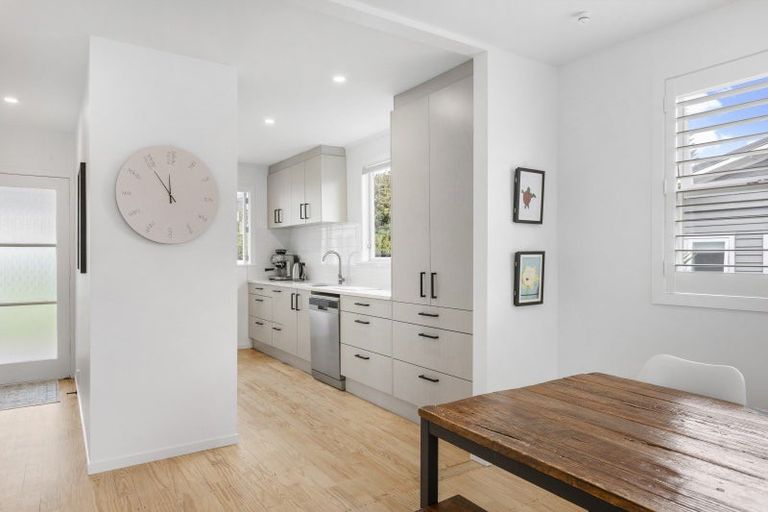 Photo of property in 4 Bayside Avenue, Te Atatu Peninsula, Auckland, 0610