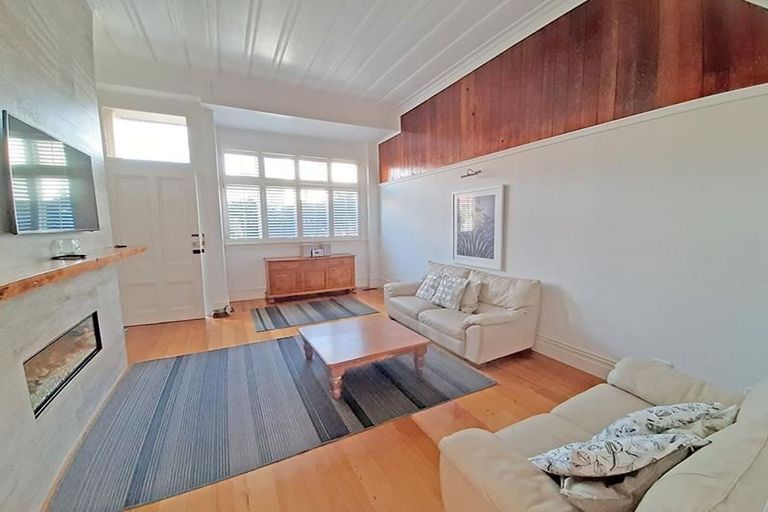 Photo of property in 2/24 Church Street, Devonport, Auckland, 0624