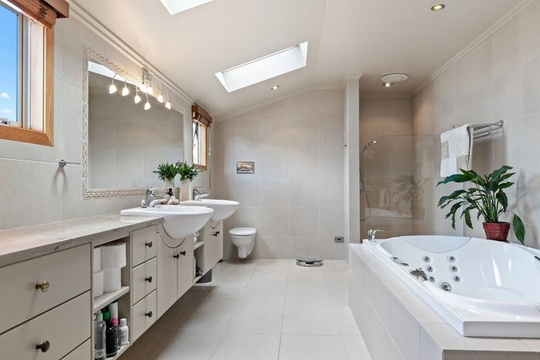 Photo of property in 64 Lake Crescent, Hamilton Lake, Hamilton, 3204