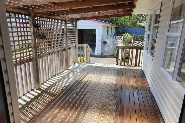 Property details for 24 Beach Road, Glenbrook, Waiuku, 2681