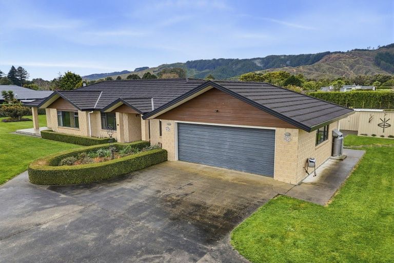 Photo of property in 53 Pohutukawa Drive, Levin, 5571