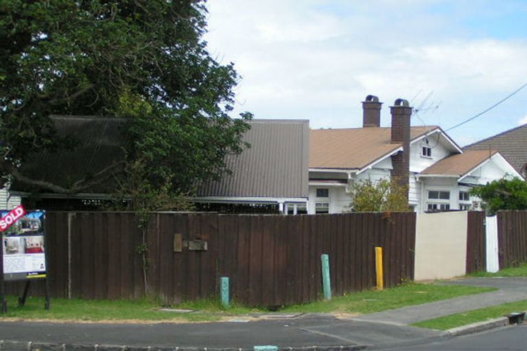 Photo of property in 2a Onepoto Road, Hauraki, Auckland, 0622