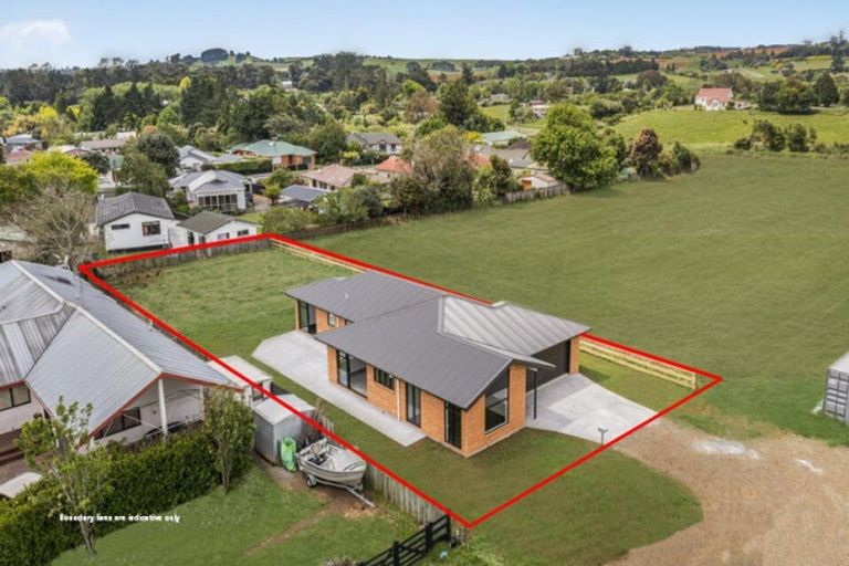 Photo of property in 17 Coolen Place, Tuakau, 2121