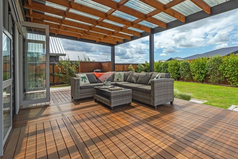 Photo of property in 8 Mediterranean Grove, Fitzherbert, Palmerston North, 4410