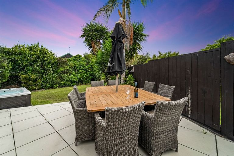 Photo of property in 2/118 East Coast Road, Forrest Hill, Auckland, 0620