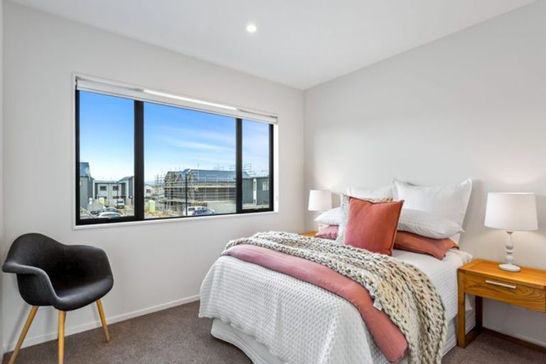 Photo of property in 14 Port Way, Rosehill, Papakura, 2113