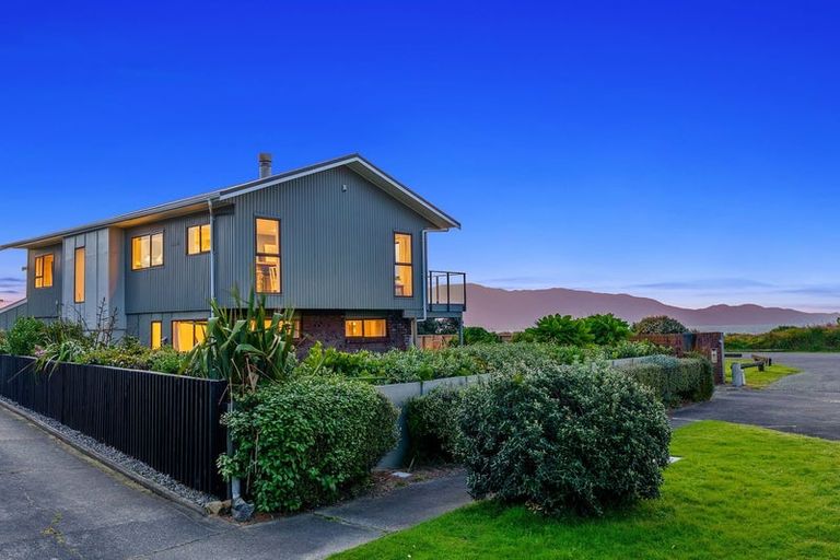 Photo of property in 31 Oratia Street, Waikanae Beach, Waikanae, 5036