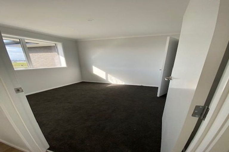 Photo of property in 14 Te Taniwha Road, One Tree Point, 0118