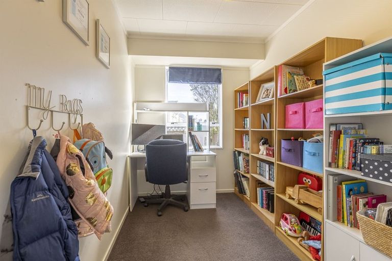 Photo of property in 16 Perrin Place, Kelvin Grove, Palmerston North, 4414