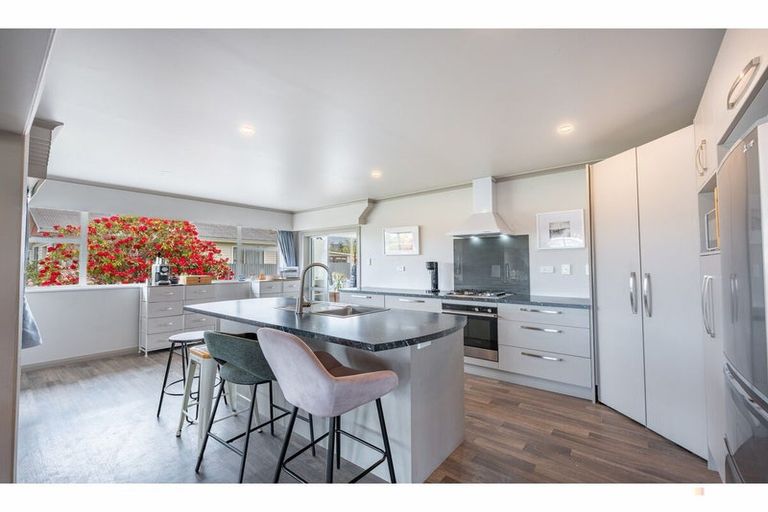 Photo of property in 30 Timaru Road, Waimate, 7924