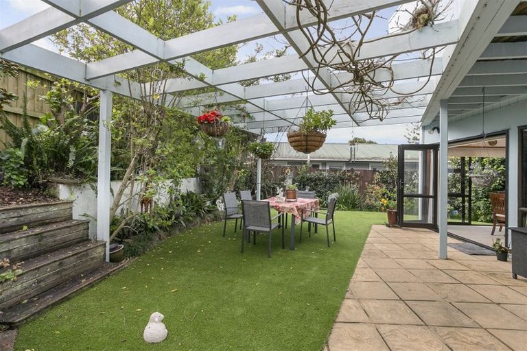 Photo of property in 2/2 The Esplanade, Campbells Bay, Auckland, 0630