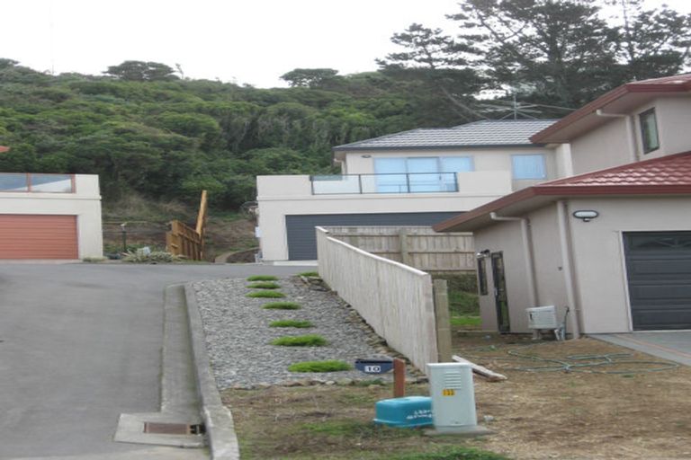 Photo of property in 10 Domett Street, Newlands, Wellington, 6037