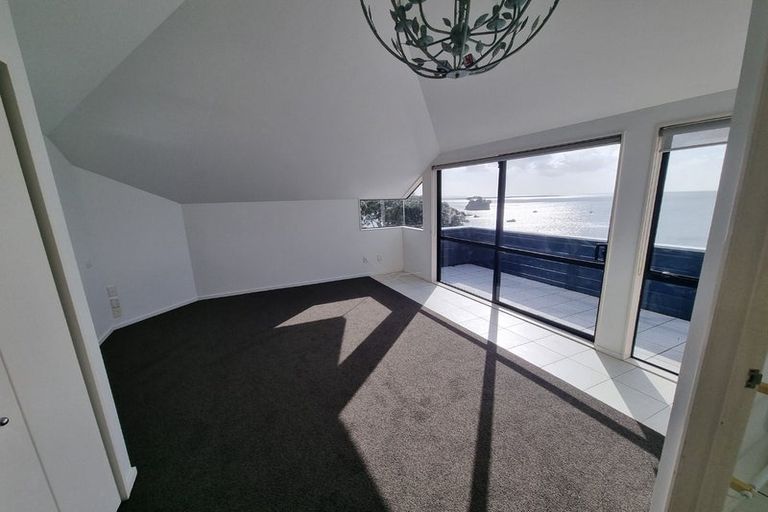 Photo of property in 1/909 Beach Road, Waiake, Auckland, 0630