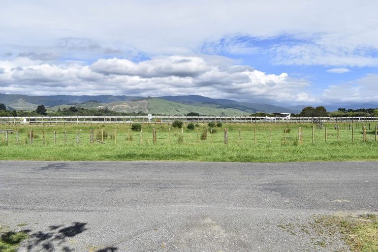 Photo of property in 32 Te Roto Road, Otaki, 5512