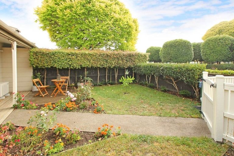 Photo of property in 10/58 Manuroa Road, Takanini, 2112