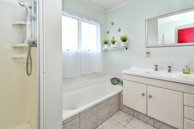 Photo of property in 43 Burundi Avenue, Clendon Park, Auckland, 2103