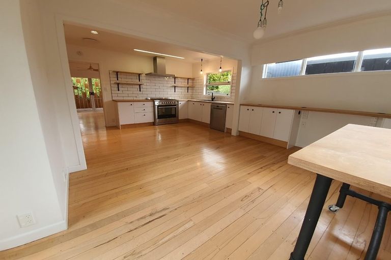 Photo of property in 2/11a Alma Road, Milford, Auckland, 0620